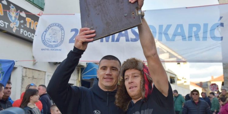 Ulicama Kaštela jurili karići, pobjednici dobili lipu ‘kesu novca’, a kažu: “Prvak je samo jedan, a to je Hajduk”