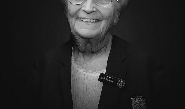 ‘Uvijek nasmijani’ recepcioner Man Uniteda preminuo u 85. godini: Wayne Rooney vodi odaje počasti dok je Kath Phipps, koju su voljeli David Beckham i Sir Alex Ferguson, preminula nakon 56 godina rada za klub