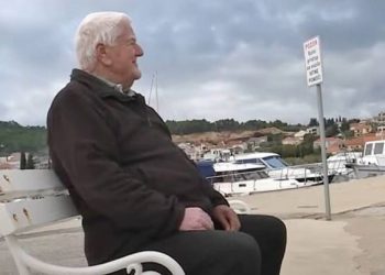 [VIDEO] 88-godišnji Dalmatinac oponaša zvukove koji ga okružuju: “Izludio je čovjeka koji je prodavao karte…”