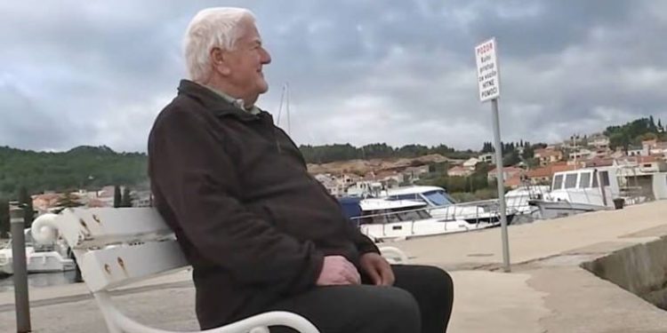 [VIDEO] 88-godišnji Dalmatinac oponaša zvukove koji ga okružuju: “Izludio je čovjeka koji je prodavao karte…”