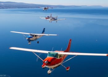 VIDEO Spektakularni prizori iz zraka: Šest tipova zrakoplova u formaciji prošli nad kanjonom Cetine i Bračem