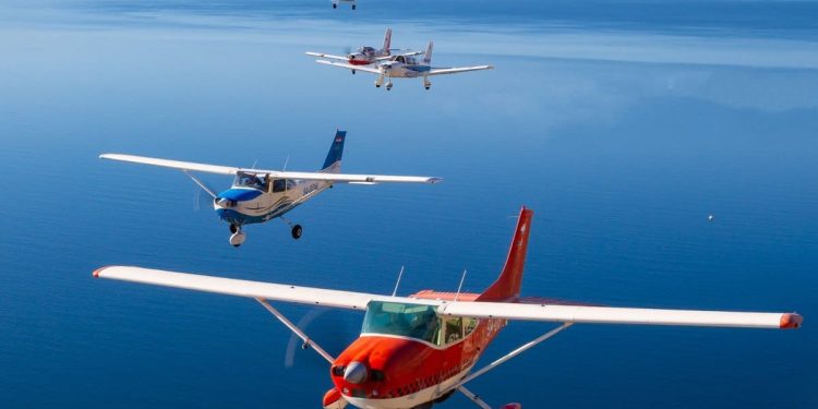 VIDEO Spektakularni prizori iz zraka: Šest tipova zrakoplova u formaciji prošli nad kanjonom Cetine i Bračem