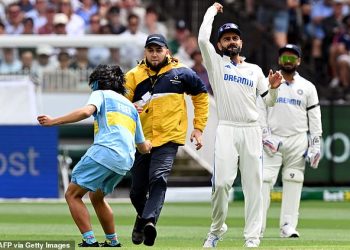 Virat Kohli uhvaćen je u JOŠ JEDNOM šokantnom okršaju u MCG-u nakon što je maltretirao Sama Konstasa – dok Steve Smith postiže stoljeće