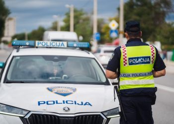 Vozaču u Kaštelima trajno oduzet automobil, završio je u zatvoru