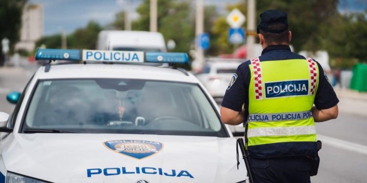 Vozaču u Kaštelima trajno oduzet automobil, završio je u zatvoru