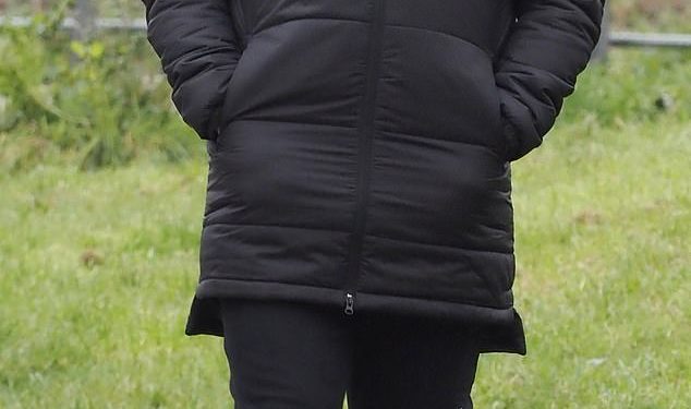 Wayne Rooney viđen je po prvi put otkako se supruga Coleen vratila u Ujedinjeno Kraljevstvo nakon njezinog angažmana u I’m A Celeb dok on ostaje u Plymouthu ‘boreći se da spasi svoj posao’ (ali imao je vremena obrijati tu bradu)