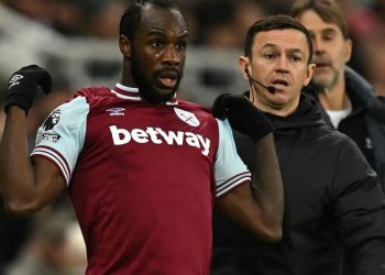 West Ham, Antoniju slomljena noga: operiran