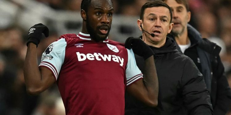 West Ham, Antoniju slomljena noga: operiran