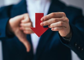 XRP, DOGE padaju 12% jer prodaja altkoina dovodi do likvidacije od 1,5 milijardi dolara