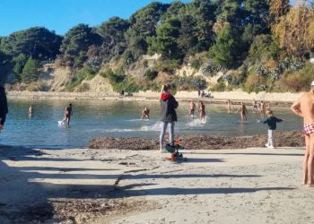 ZIMSKO KUPANJE Nedjeljno sunce dovelo je ljude na Bačvice