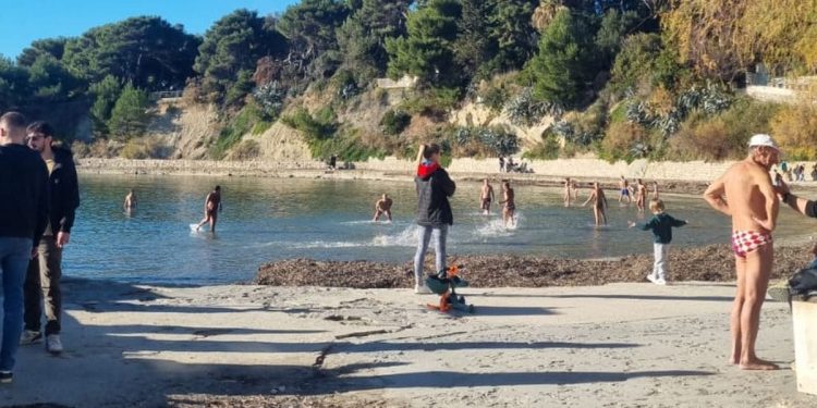 ZIMSKO KUPANJE Nedjeljno sunce dovelo je ljude na Bačvice