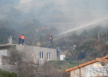 ŽRNOVČANI BRANE SVOJE DOMOVE “Ne možemo vjerovati da smo ovo doživjeli samo dan nakon Božića. Samo se nadam da ovo netko nije napravio i ugrozio ljudske živote”