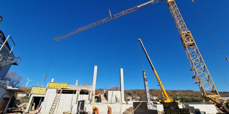 ŽUPANIJI ODOBRENO 28 MILIJUNA EURA Nove škole i dvorane u Dugopolju, Podstrani, Postirama i Šestanovcu