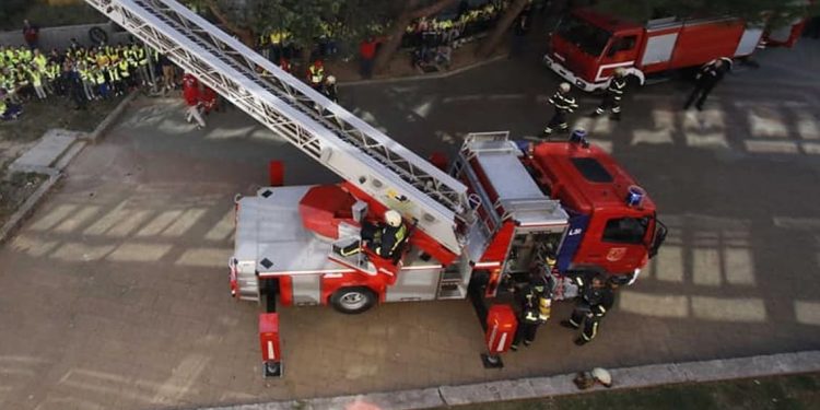 Zaglavilo se dizalo u splitskoj zgradi, vatrogasci spađavali dvije osobe