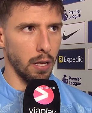 Zamjenik kapetana Man Cityja Ruben Dias ljuti se tijekom VRLO neugodnog intervjua, dok govori bivšoj zvijezdi Premier League Janu Fjortoftu ‘možda razmislite’ i ne prihvaća njegova pitanja o krizi kluba