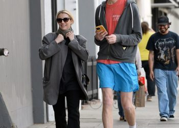 Zaručnik Emme Roberts Cody John TOWERS preko glumice dok duo ide u kupovinu u Erewhon