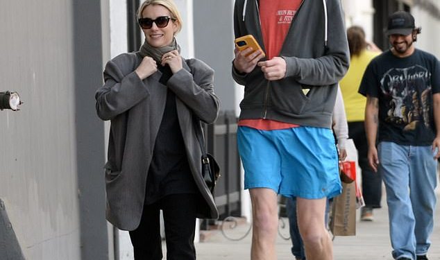 Zaručnik Emme Roberts Cody John TOWERS preko glumice dok duo ide u kupovinu u Erewhon