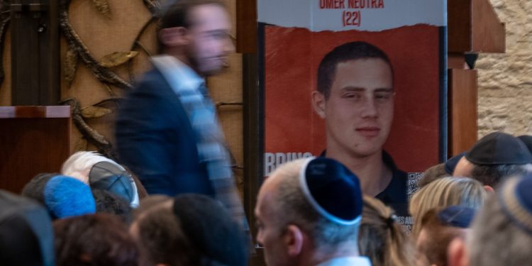 Zastupnici drže minutu šutnje za ubijenog Omera Neutru dok tisuće ljudi tuguju u sinagogi u rodnom gradu