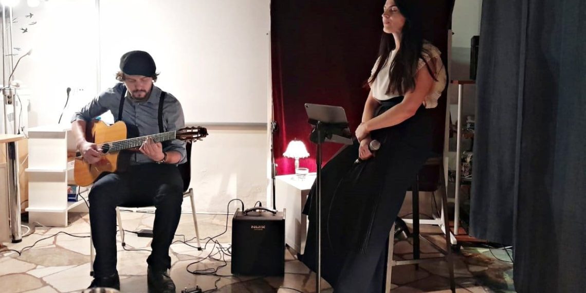 Zatvoreni koncert u centru grada: Nera Stipičević u Splitu pjevala pred 40 ljudi. Bilo je magično