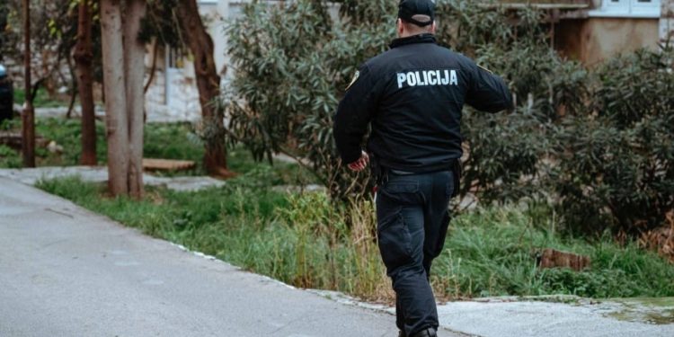 Zbog bauštele u Dalmaciji iznuđivali ženu i prijetili joj, uhićeni su