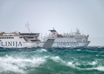 Zbog vjetra u prekidu trajektna linija Split-Supetar i brojne katamaranske linije