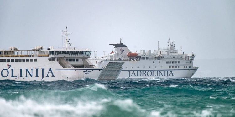 Zbog vjetra u prekidu trajektna linija Split-Supetar i brojne katamaranske linije