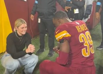 Zvijezda Commandersa Jeremy Reaves zaprosi djevojku na terenu nakon što je pomogao momčadi da dođe do doigravanja