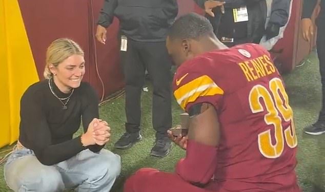 Zvijezda Commandersa Jeremy Reaves zaprosi djevojku na terenu nakon što je pomogao momčadi da dođe do doigravanja