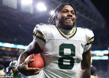 Zvijezda Packersa, RB Josh Jacobs, za Božić poklanja napadačku liniju s prilagođenim dijamantnim lancima