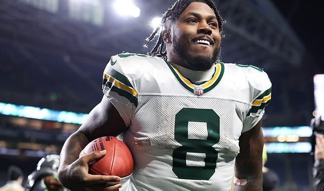 Zvijezda Packersa, RB Josh Jacobs, za Božić poklanja napadačku liniju s prilagođenim dijamantnim lancima