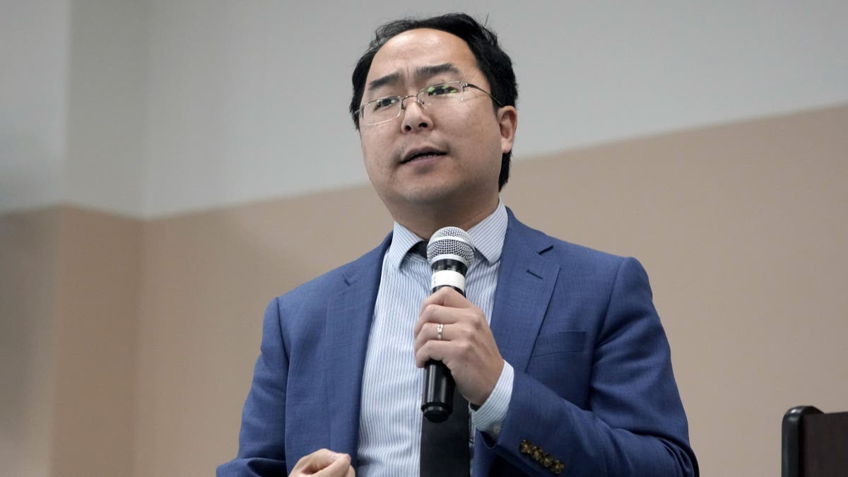 Andy Kim govori u mikrofon na događaju u New Jerseyju