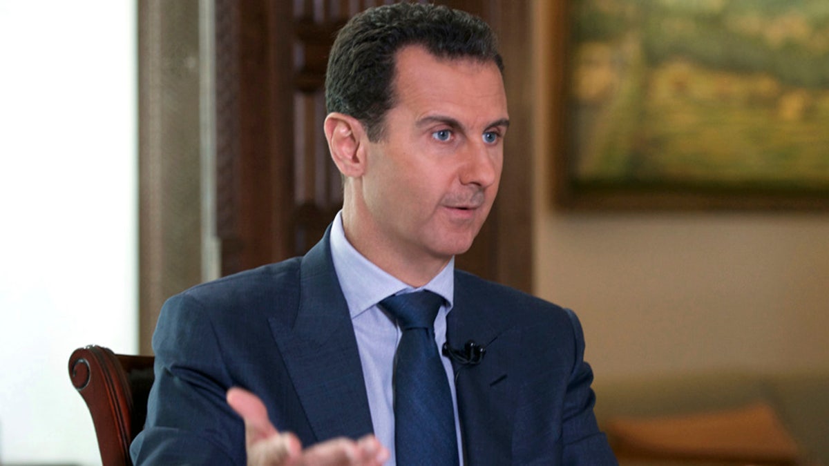 FILE - Na fotografiji od ove srijede, 21. rujna 2016., koju je objavilo sirijsko predsjedništvo, sirijski predsjednik Bashar Assad razgovara s Associated Pressom u predsjedničkoj palači u Damasku, u Siriji. Zastupnički dom je 15. studenog velikom većinom odobrio dvostranačke prijedloge zakona za slamanje pristaša vlade sirijskog predsjednika Bashara Assada i obnavljanje desetljećima starog zakona o sankcijama Iranu. Brzo usvajanje istaknulo je široku potporu Capitol Hilla za kažnjavanje financijskih podupiratelja sirijske vlade i održavanje gospodarskog pritiska na Teheran. (Sirijsko predsjedništvo putem AP-a)