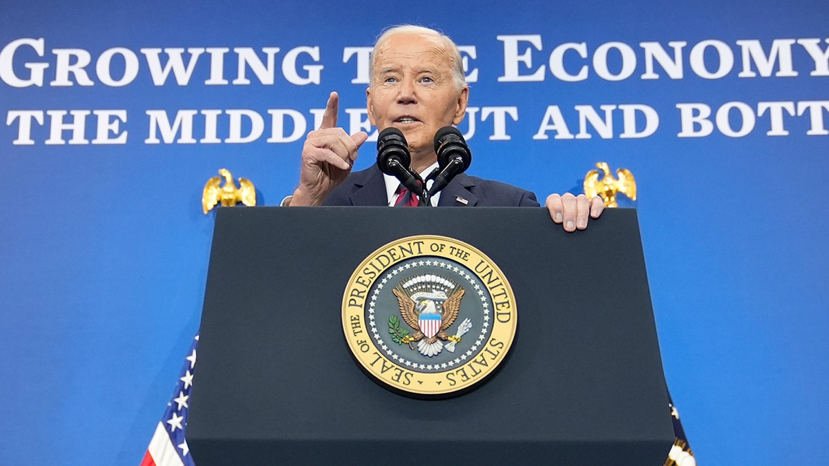 Joe Biden za govornicom pokazuje