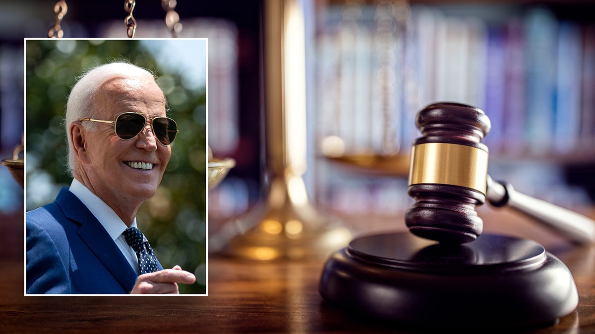Joe Biden, umetak, nasmijan sa sunčanim naočalama; glavna slika čekić