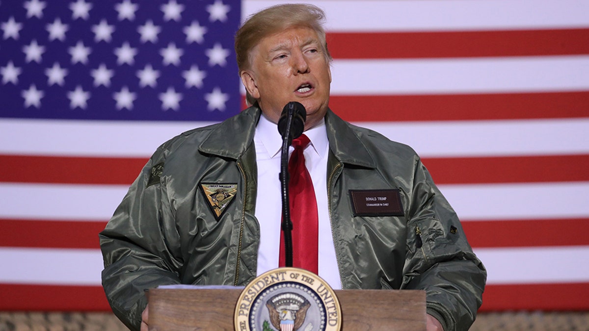 Donald Trump u bomber jakni 2018. govori američkim vojnicima
