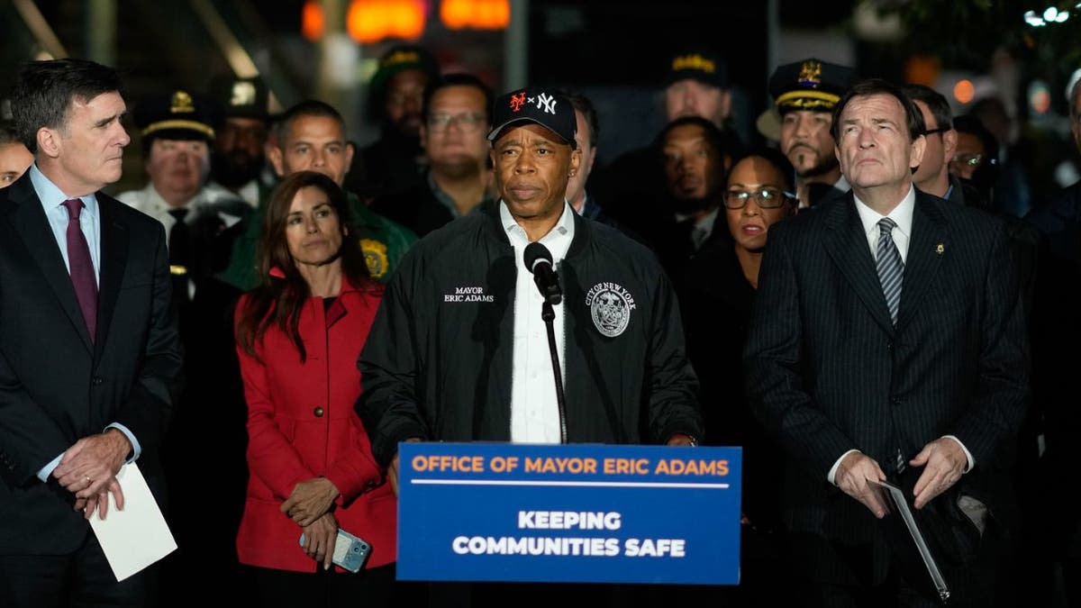 Eric Adams press konferencija Queens Roosevelt Avenue
