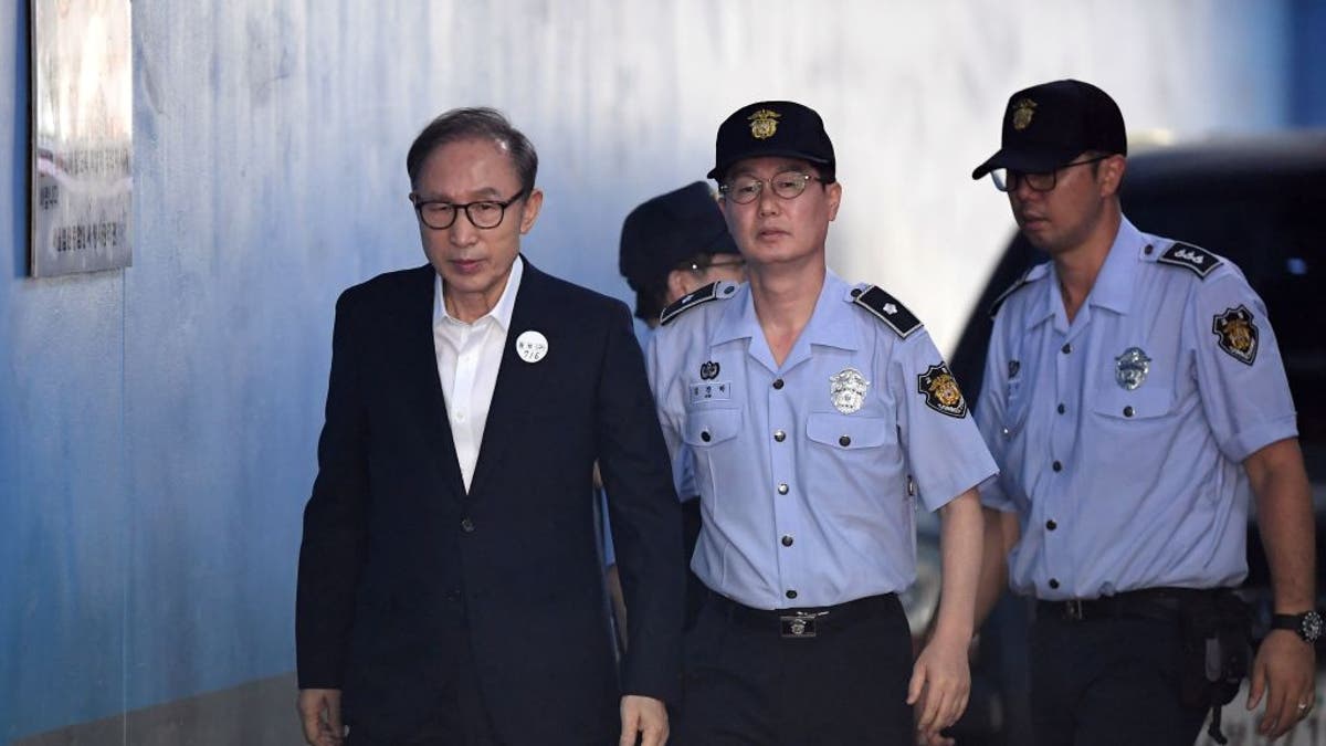 Bivši južnokorejski predsjednik Lee Myung-bak (L) dolazi na sud kako bi prisustvovao suđenju u Seulu 6. rujna 2018. Tužitelji su zatražili 20 godina zatvora za bivšeg južnokorejskog predsjednika Lee Myung-baka za korupciju, posljednju u zemlji četiri živuća bivša vođa biti upletena u kaznenu istragu. J