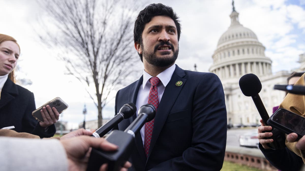 Rep. Greg Casar, D-Texas, govori nakon konferencije za novinare