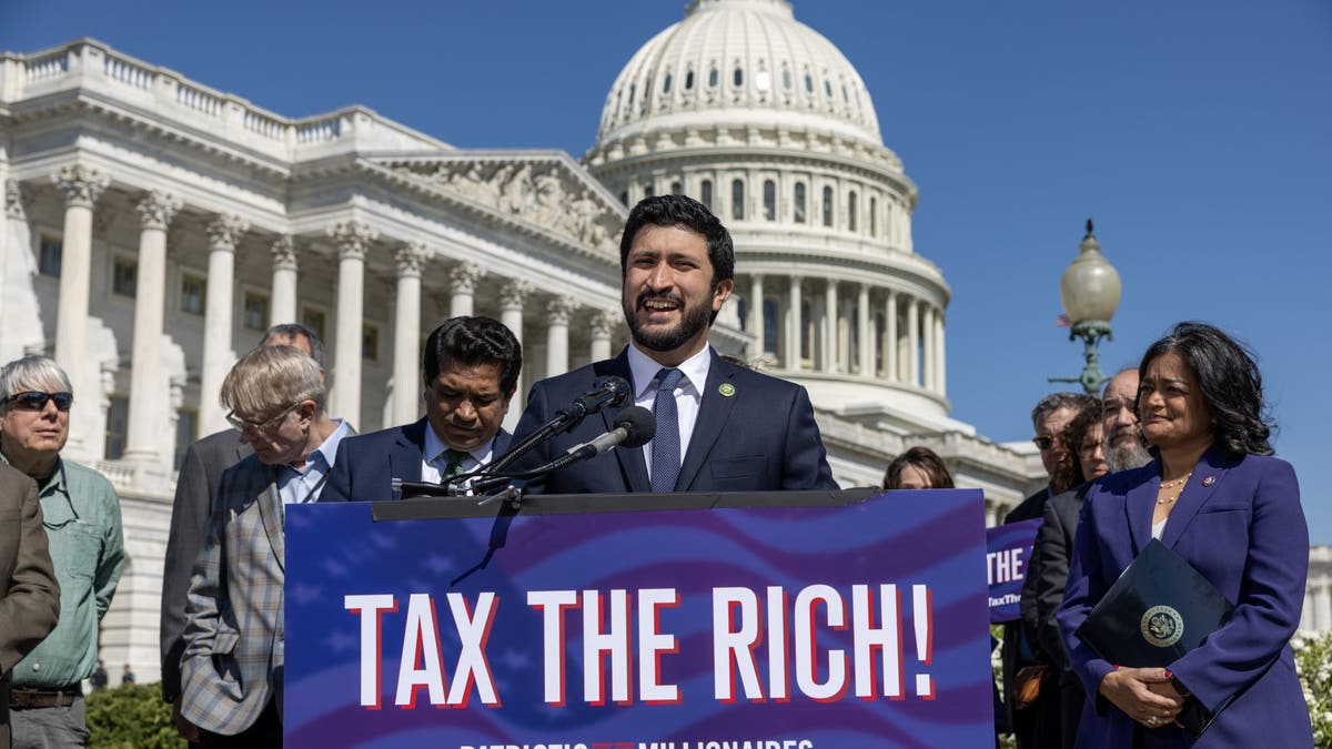 Zastupnik Greg Casar, R-Texas, govori tijekom konferencije za novinare ispred američkog Kapitola u Washingtonu, DC, 18. travnja 2023.