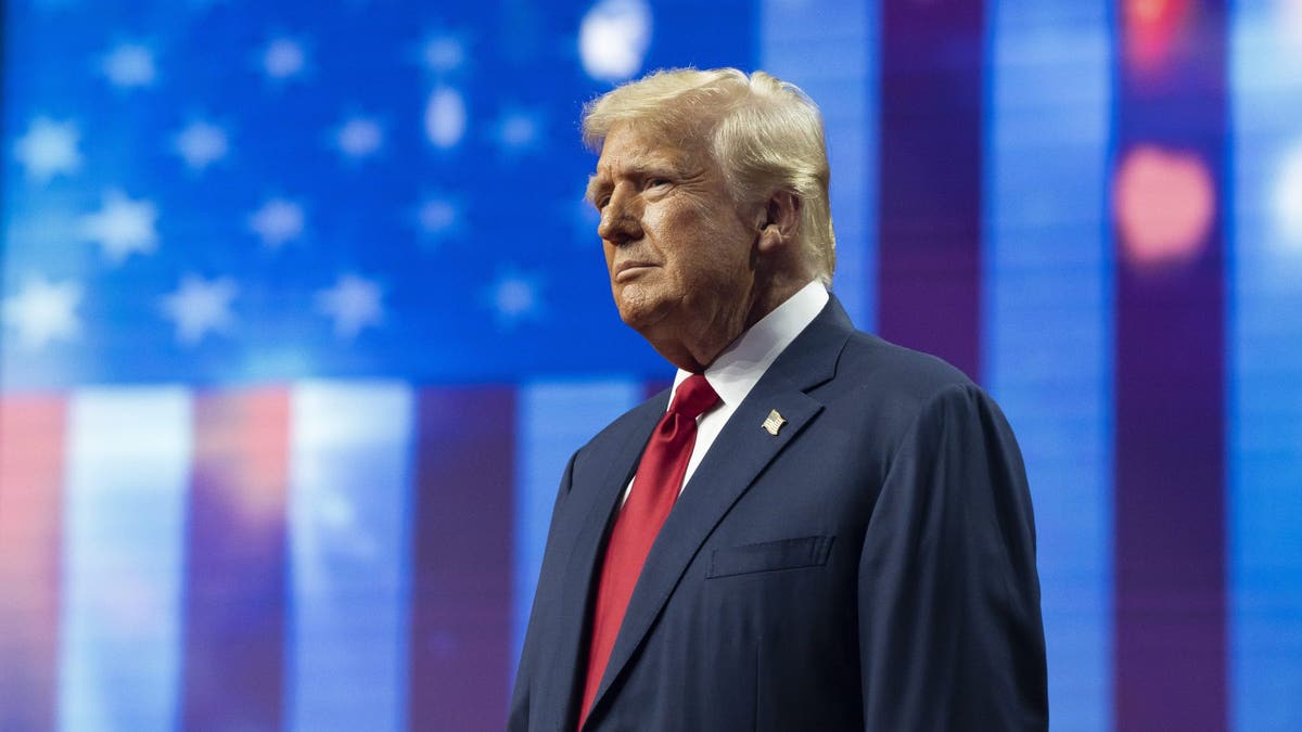 Trump na pozornici ispred masivne američke zastave