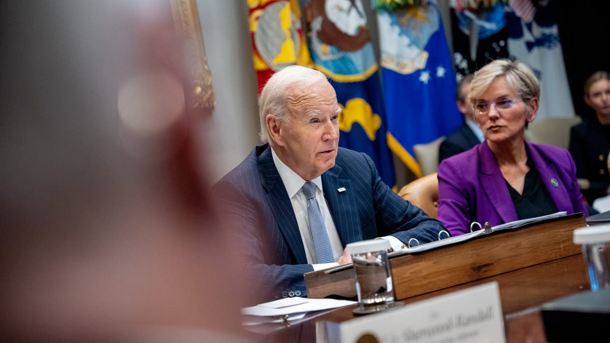 Predsjednik Biden, u pratnji ministrice energetike Jennifer Granholm (desno), daje najnovije informacije o odgovoru vlade na uragane Milton i Helene u Rooseveltovoj sobi Bijele kuće 11. listopada 2024. u Washingtonu, DC