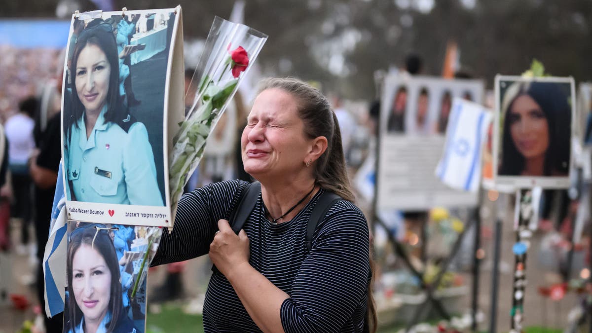 Žena se slomi na spomeniku Yuliji Waxer Daunov dok se članovi obitelji i prijatelji izgubljenih i otetih okupljaju na mjestu održavanja Festivala Nova kako bi obilježili godišnjicu napada Hamasovih terorista 7. listopada 2024. u Re ja, Izrael.