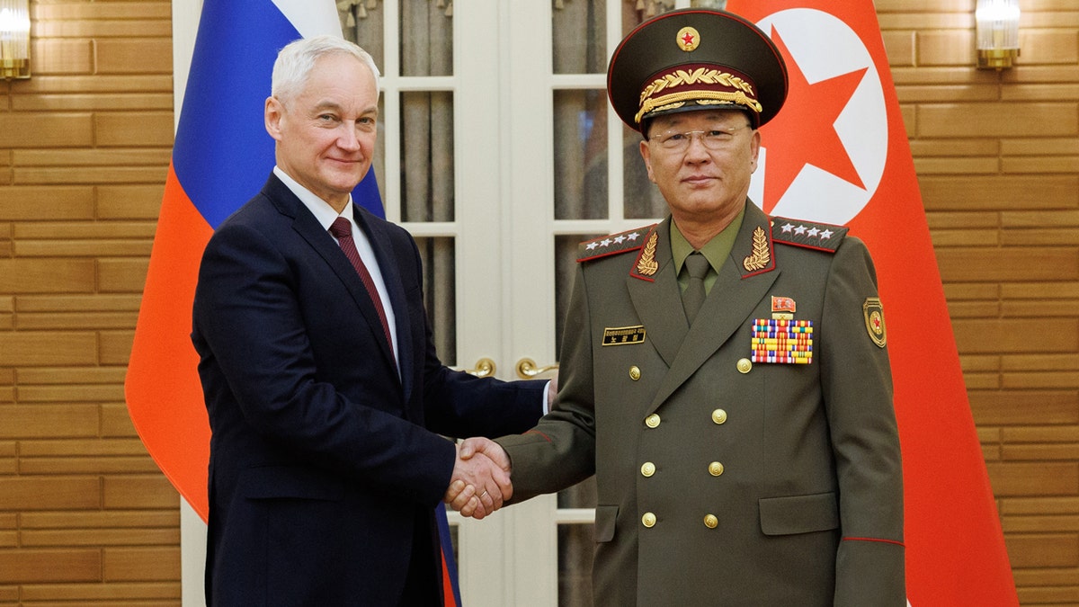 Lideri se rukuju