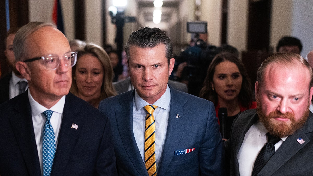 Pete Hegseth, u sredini, hoda na sastanak na Capitol Hillu