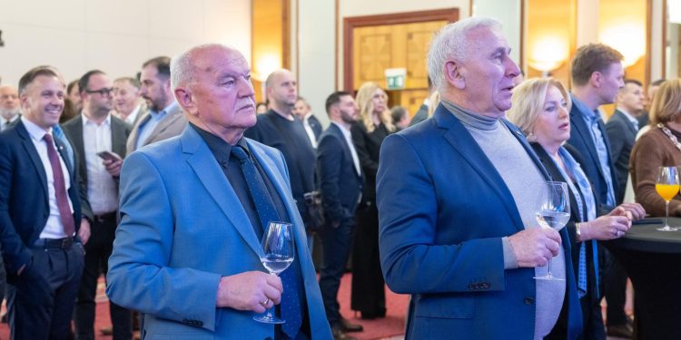 KONKLAVA HDZ-A Primorac projurio okružen zaštitarima, Plenković u zasebnoj prostoriji | NACIONAL.HR