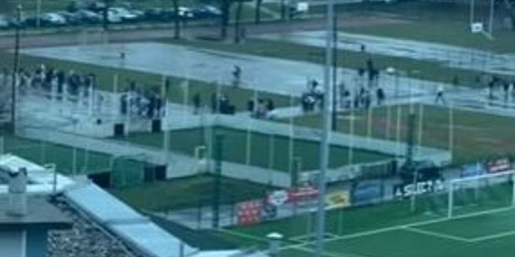 VIDEO Objavljena potresna snimka iz školskog dvorišta: Djeca u panici bježe od napadača | NACIONAL.HR