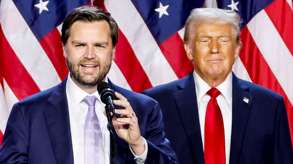 Senator JD Vance i bivši predsjednik Donald Trump