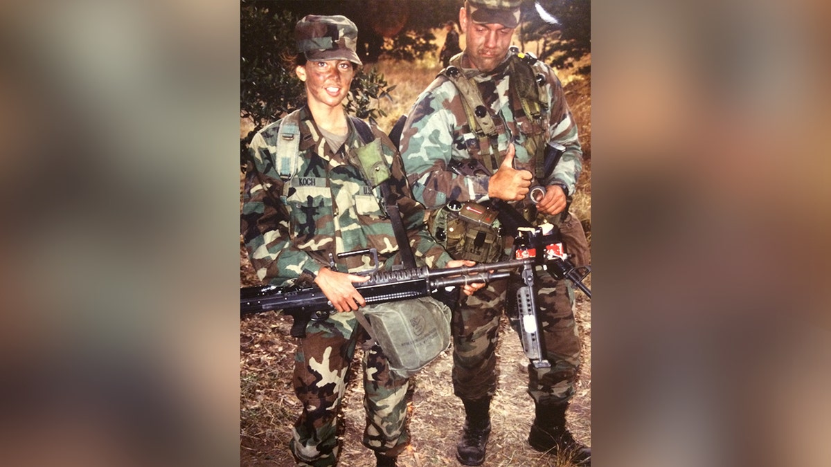 Jen Easterly pored muškaraca tijekom raspoređivanja