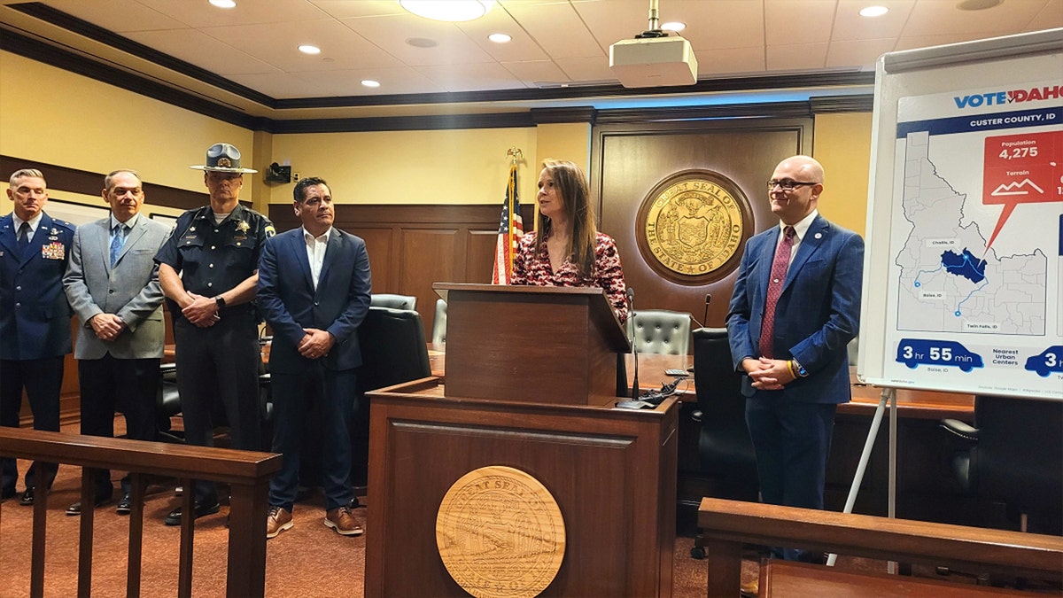 jen easterly govoreći tijekom konferencijskog sastanka