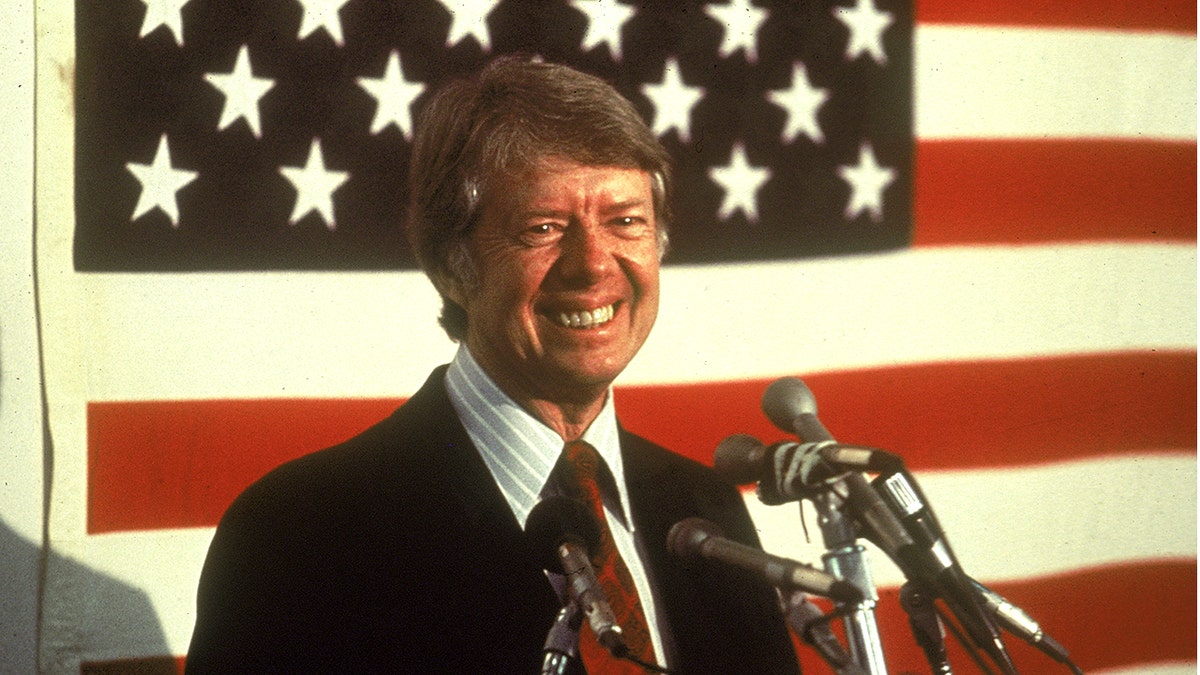 Jimmy Carter ispred američke zastave